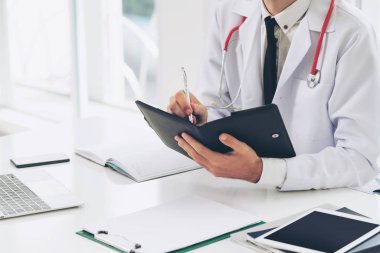 Bir kitaba not yazarken doktor okuma.