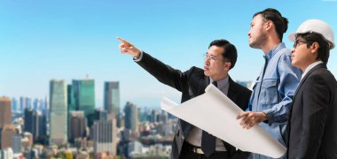 Şantiyede endüstri projesinde çalışan endüstri işçisi veya mühendisi. Mühendislik insanları çözüm hizmeti konsepti.