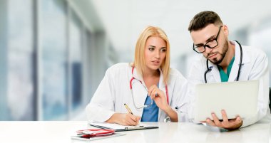 Doktorlar dizüstü bilgisayar ile hastanede çalışan.