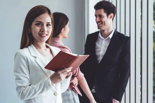 Empresaria leyendo libro en oficina de negocios . — Foto de Stock