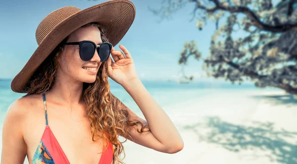 Joyeux jeune femme à la plage en vacances d'été . — Photo