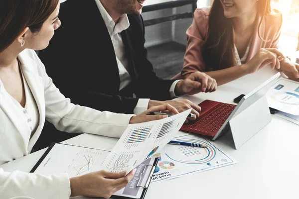 Homme d'affaires et femmes d'affaires travaillant dans le bureau. — Photo