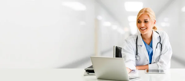 Lekarz korzystający z laptopa w szpitalu. — Zdjęcie stockowe
