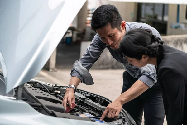 Uomo aiuto donna risolvere il problema auto. — Foto Stock