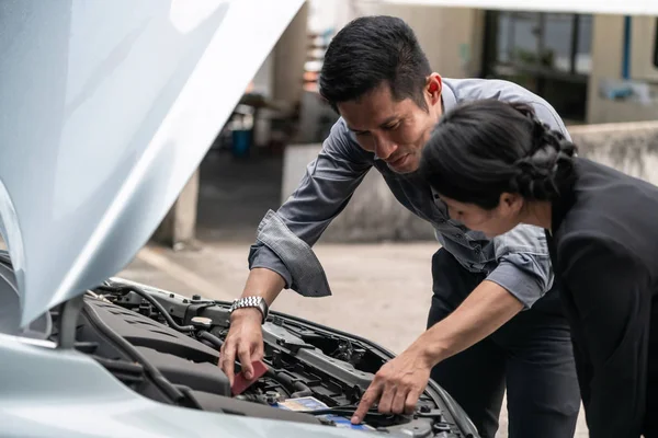 Mann hilft Frau bei der Lösung des Auto-Problems. — Stockfoto