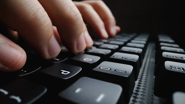 Primo piano soft-focus digitazione delle dita sulla tastiera . — Foto Stock