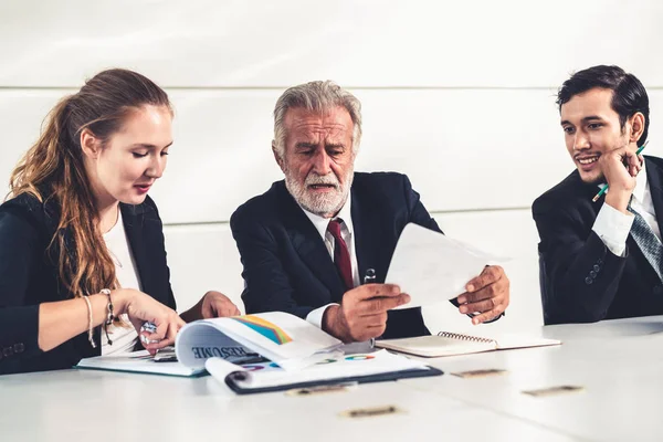 Gerente ejecutivo senior y jóvenes empresarios —  Fotos de Stock