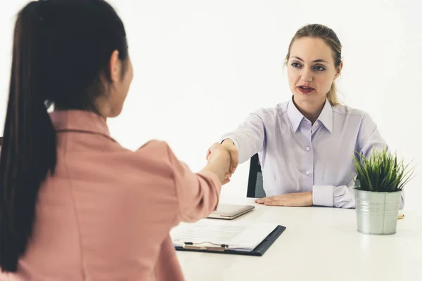 Deux jeunes femmes d'affaires se rencontrent pour une interview. — Photo