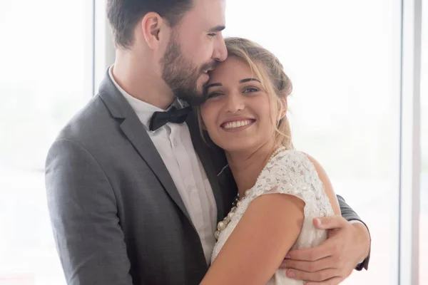 Noiva noivo em vestido de noiva na cerimônia de casamento . — Fotografia de Stock