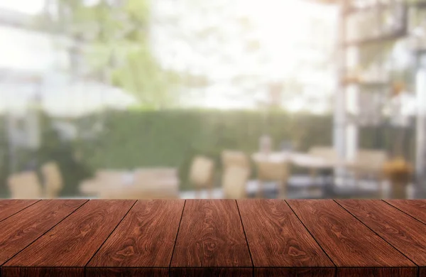 Mesa de madeira no fundo borrão do restaurante moderno — Fotografia de Stock