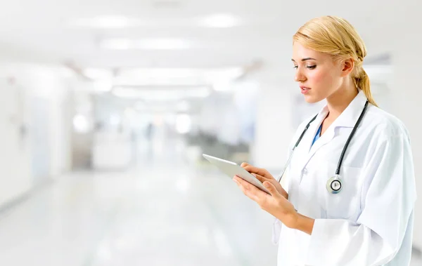 Médico usando tablet no hospital. — Fotografia de Stock