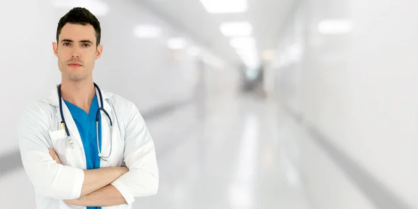 Jovem médico do sexo masculino que trabalha no hospital. — Fotografia de Stock