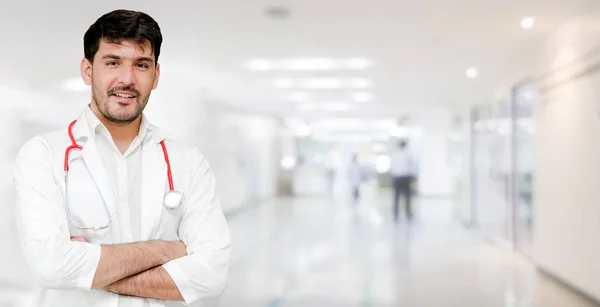 Jonge mannelijke arts werkzaam in het ziekenhuis. — Stockfoto