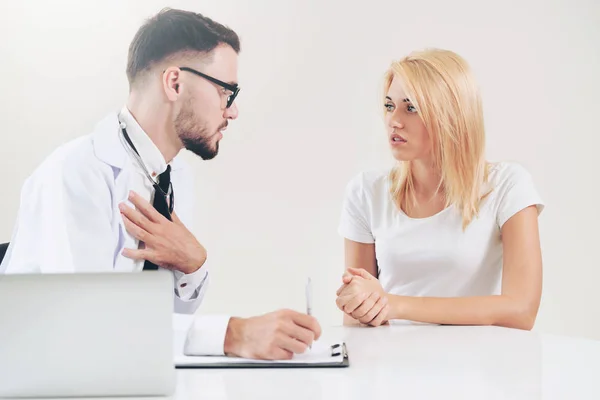 Médico y paciente femenino en el consultorio del hospital — Foto de Stock