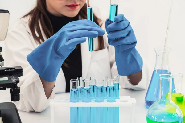 Vrouw wetenschapper werkzaam in scheikundige laboratorium. — Stockfoto