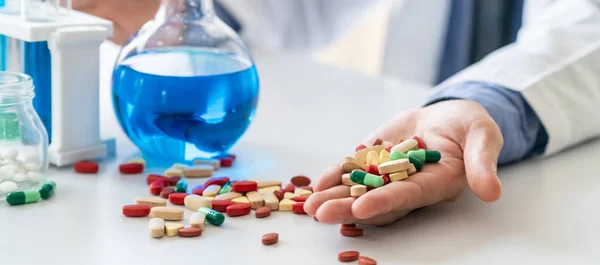 Pastillas de medicamentos y tabletas en el laboratorio de investigación . — Foto de Stock