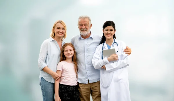 Doctor with happy family at hospital. — Stock Photo, Image