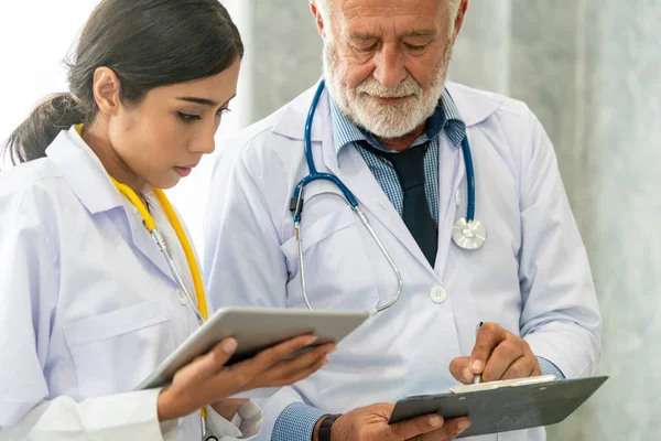 Ärzte arbeiten im Krankenhaus mit Tablet-Computer. — Stockfoto