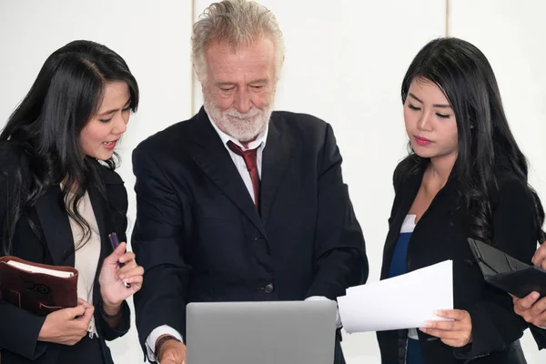 Geschäftsleute, Manager und Mitarbeiter in Besprechung. — Stockfoto