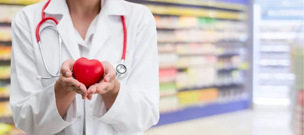 Medico con un cuore rosso nell'ufficio dell'ospedale . — Foto Stock