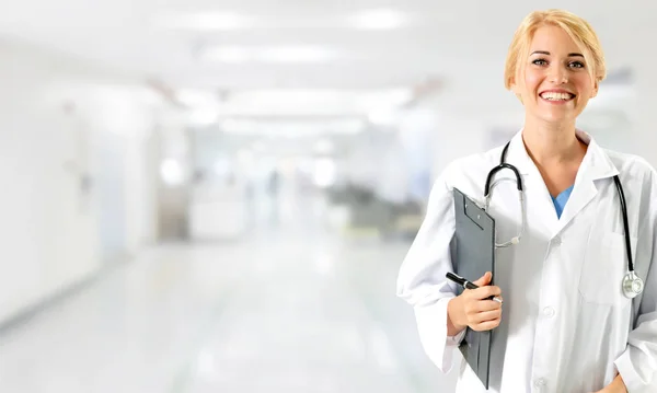 Жінка-лікар працює в лікарняному кабінеті . — стокове фото