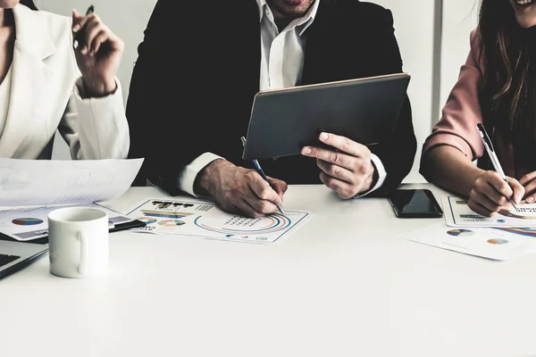 Businessman and businesswomen working in office. — Stock Photo, Image