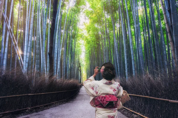 Podróżnik w: Bamboo Forest Grove, Kioto, Japonia — Zdjęcie stockowe