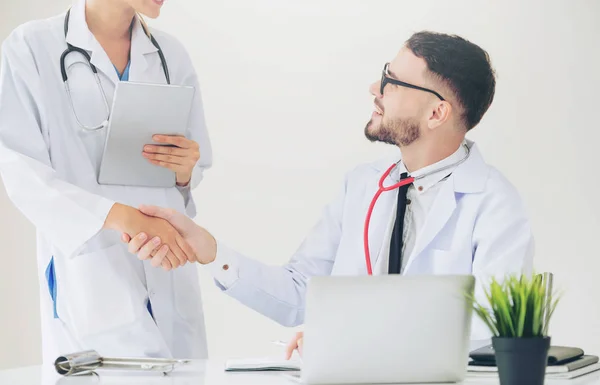 Un médecin à l'hôpital serre la main d'un autre médecin — Photo