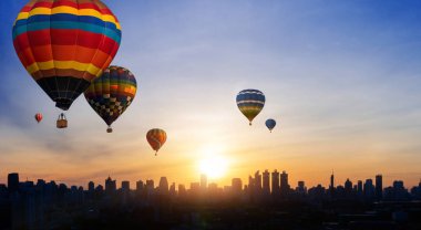 Sıcak hava balonu festivali ile Urban cityscape.