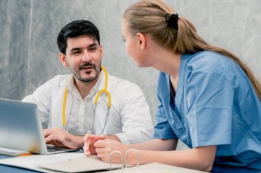 Dizüstü bilgisayarla çalışan doktor ve hemşire.