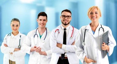 Doktor diğer doktorlar ile hastanede çalışıyor.