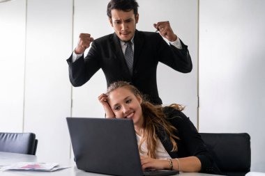 Patron kötü çalışana kızgın ve kızgın hissediyor..