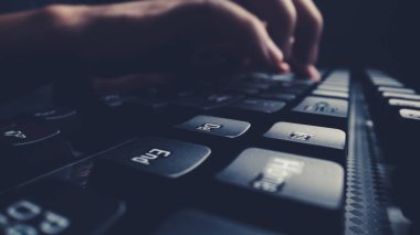 Klavyede yakın çekim yumuşak odaklı parmak yazma.