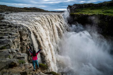 Gezgin İzlanda Dettifoss Şelalesi'ne Seyahat