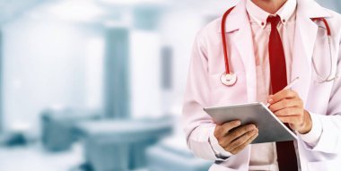 Hastanede tablet bilgisayar kullanan bir doktor..