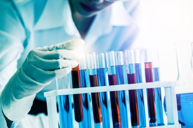 Biyokimya laboratuvarında çalışan bilim adamı.