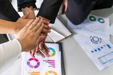 Birçok mutlu iş adamı el ele tutuşur..