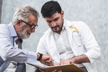 Kıdemli hasta hastanede doktor ziyaret.