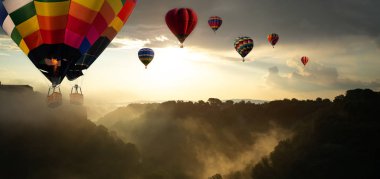 Gökyüzünde Doğa manzara sıcak hava balonları festivali.