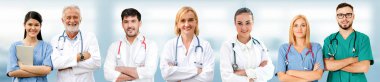 Doktor diğer doktorlar ile hastanede çalışıyor.