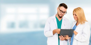 Doktorlar iş arkadaşlarıyla hastanede çalışıyorlar..