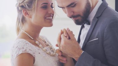 Gelin ve damat gelinlik töreni hazırlamak.