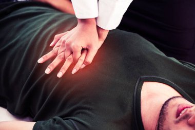 Onun hayatını kurtarmak çalışan adam kurtarıcı eller kalp üzerinde acil kalp masajı yaparken saldırıya.