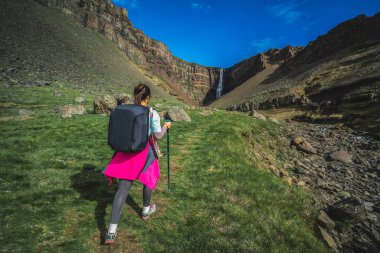 Hengifoss Şelalesi'nde gezgin yürüyüşü, İzlanda.