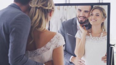 Gelin ve damat gelinlik töreni hazırlamak.