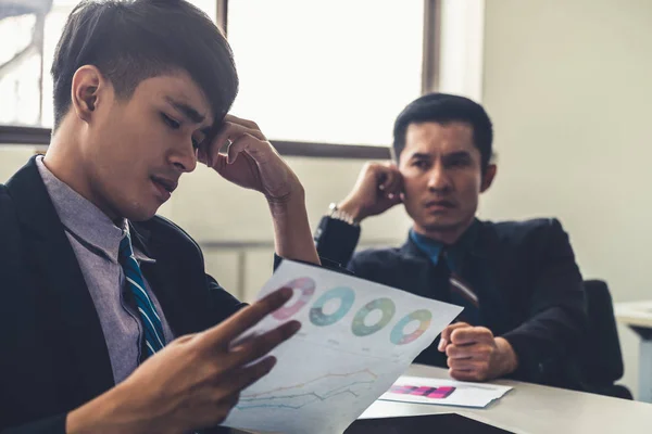 Unglücklicher Geschäftsführer Und Junger Geschäftspartner Besprechungsraum Büro Sie Stehen Wegen — Stockfoto