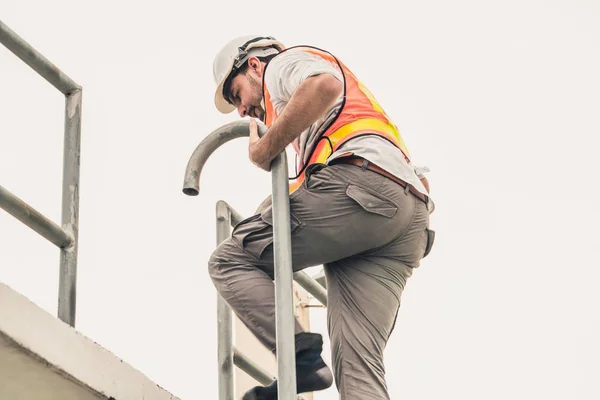 Ung man arbetare eller ingenjör klätterstege. — Stockfoto