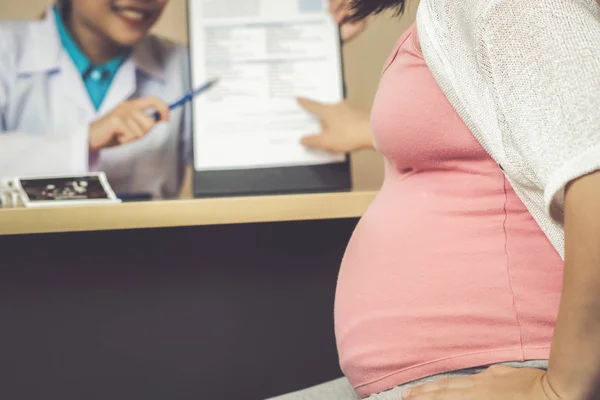 Gravid kvinna och gynekolog doktor vid sjukhuset — Stockfoto