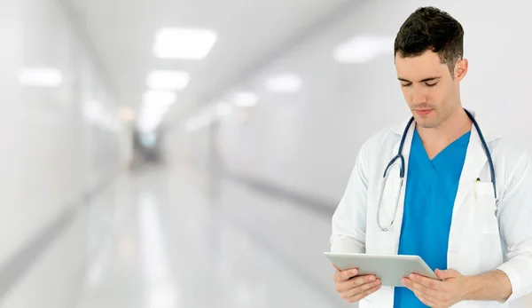 Médico usando tablet no hospital. — Fotografia de Stock