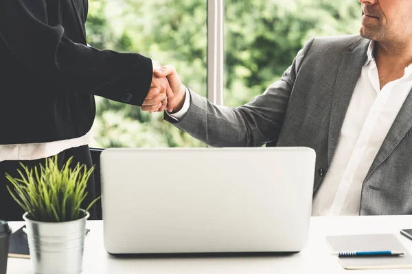 Zakenman handdruk zakenvrouw in functie. — Stockfoto